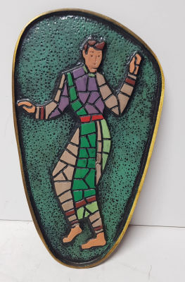 פלאק מברונזה תוצרת דייגי חתום 
רקדן קיבוצניק ישראלי . עבודת פסיפס אמייל. 
מידה: 23.5 על 