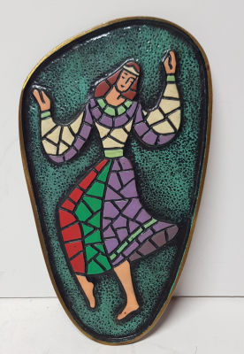 פלאק מברונזה תוצרת דייגי. חתום עם מיתלה . סצנה של רקדנית קיבוצניקית . עבודה בסגנון פסיפס צביעה 