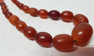 שרשרת עינבר אמבר בלטי איכותימודיי ישן 
משקל: 33 גרם 
מידת החרוז המרכזי 3 על 1.7 סמ