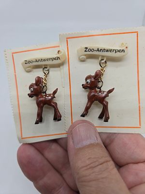 לוט שתי סיכות סובניריות מגן החיות . בכל אחת דמות במבי .
מראשית הפלסטיק. שנות ה-50 של המאה