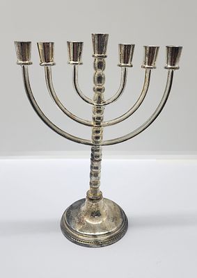 מנורה ממתכת לבנה , כסופה . מצב טוב מאוד 
מידה: 16.5 על 12.5 סמ