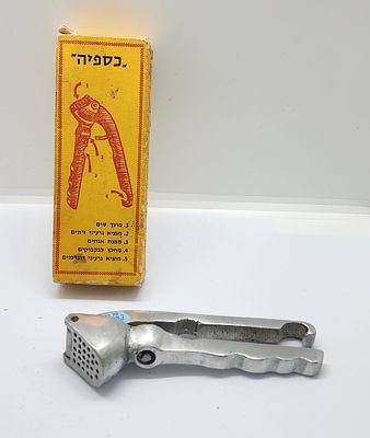 כותש מועך שום, מוציא גלעיני זיתים, מפצח אגוזים, מחלץ לבקבוקים, מוציא גלעיני 