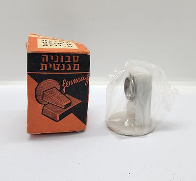 סבוניה מגנטית באריזה המקורית. באריזה המיתלה בלבד. שעליו הניחו סבוניה מפלסטיק. 
מידהשל האריזה: 8 