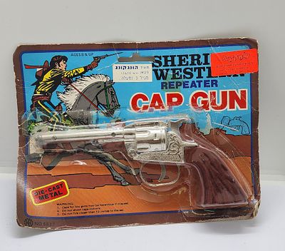 אקדח צעצוע לפורים, תוצרת הונג קונג, צעצוע וינטאג אמיתי ועוד באריזתו המקורית 
מידת המארז: 21 על 