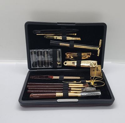 מארז מיוחד של כלי טיפוח מניקור פדיקור, איפור גילוח מצופה זהב 24 קראט. השיער במברשות מעט 