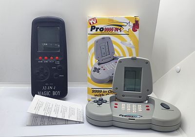 לוט של 2 משחקים אלקטרוניים. אחד חדש באריזה. לא נבדקו 
מידת האריזה: 18 על 10.5 סמ