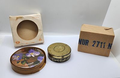 לוט של פרטי ישראליאנה, גפרורים נור באריזה סגורה, לוט של תחתיות למשקה באריזה המקורית עם פרחים 