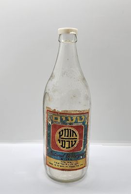בקבוק זכוכית פריט ישן ומיוחד. טעים חומץ טבעי . מיוצר ע"י סופר צח . מידה: 24 על 7.5 סמ