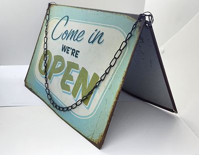 שלט מפח לבית קפה , או כל עסק. פתוח, סגור. 
בלאי חלודה לצד של הסגור. כנראה החנות היתה תמיד 