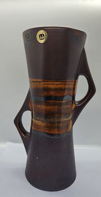 אגרטל , כד עם צמד ידיות סגנון אמורפי, תוצרת קרנת , חתום בתחתית, פלוס מדבקת מקור. מצב טוב 