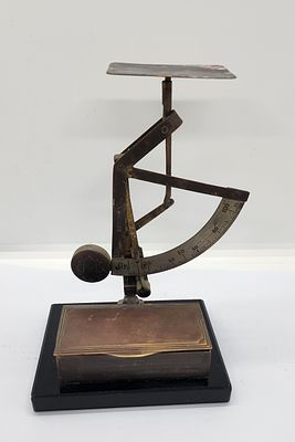 משקל דואר מקורי עם תיבת ברונזה לבולים. פטינה ישנה . חתום באות M במטוטלת . 
מידה: 15 על 10 סמ 