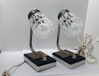 לוט של 2 מנורות לצידי המיטה, או ניתן לפצל אותן למנורות שולחן . חתום בצד האחורי מתכת פלסטיק 