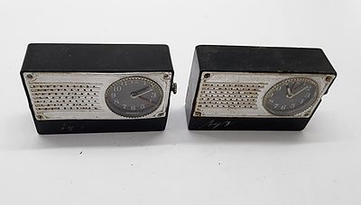 לוט של 2 שעונים מעוררים מיניאטורים. מצב תקין, פועלים במתיחה, מכאנים. 
חתומים. 
מידה: 6.5 על 4 סמ