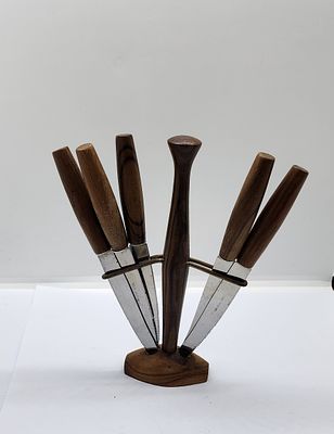 מתקן מיוחד מעץ זית המחזיק סכינים, לקילוף תפוחים, תפוזים...ישנם חמישה סכינים. מדבקת יצרן בתחתית 