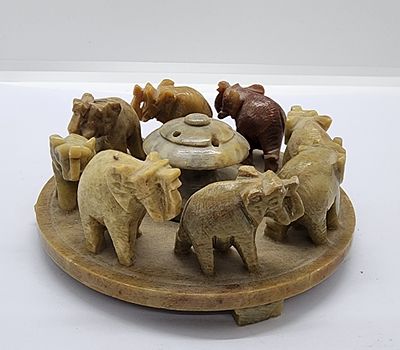 כלי מיוחד כנראה למקלות קטורת או לקיסמים . עם שיירת פילים. עבודת יד גילוף באבן נטורלית. 
מידה: 