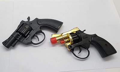 לוט של 2 אקדחים , רובי צעצוע מפלסטיק. 
מידה: 12 על 9 סמ