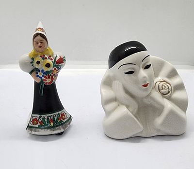 לוט של 2 פריטים פסלונים מפורצלן , פיירו שהוא כלי לעפרונות או... פריט חתום. מידה: 8 על8 סמ 
ואשה 