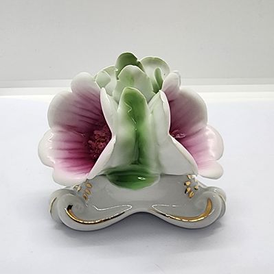 פורצלן מיוחד עם 3 פרחים ורודים. חתום בתחתית, 
מידה: 7 על 10 סמ