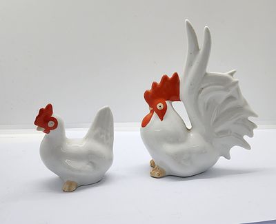 לוט של 2 תרנגולים עם כרבולת אדומה. חתומים בתחתית. 
תרנגול גדול: 15 על 11 סמ . 
תרנגול קטן; 