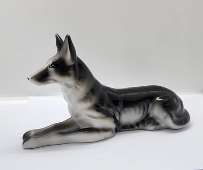 כלב פיגורת פורצלן ישנה צביעה ביד, פריט חתום בתחתית, פריט מושלם ללא ציפים. 
מידה: 