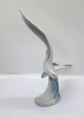 פיגורת פורצלן, שחף במעופו , חג מעל הים , צביעה ביד, פריט חתום. מצב מושלם. 
מידה: 23 על 