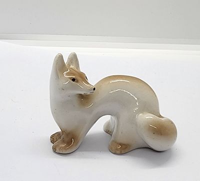 פיגורת פורצלן רוסי תוצרת LFZ, עברו תיקון קל לכף הרגל. חתום בתחתית . 
מידה: 7 על 5.5 סמ