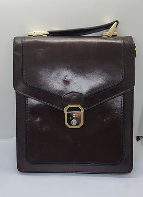 תיק עור ישן בצבע חום. פריט ישן וינטאג. חתום בתוך התיק . ישנה רצועה בצבע שחור. 
מידת 