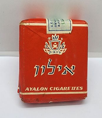 חפיסת סיגריות אילון ישראל . תוצרת דובק תל אביב , תוצרת הארץ . 
מידה: 7 על 5 סמ . חפיסת סיגריות 