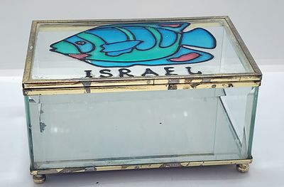 תיבה מזכוכית ישנה , עם ציור נהדר של דג .חתום כיתוב באנגלית ISRAEL 
מידה: 14.5 על 9.5 סמ 