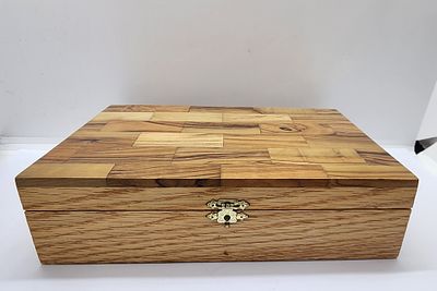 תיבה מעץ אורן וזית, עם קטיפה כחולה , מצב טוב מאוד. מידה: 19 על 15 סמ גובה : 5 סמ