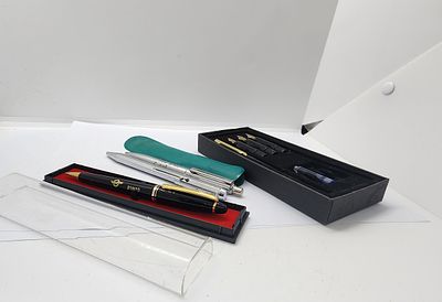 לוט של עטים חומרים שונים מצבים שונים יצרנים שונים