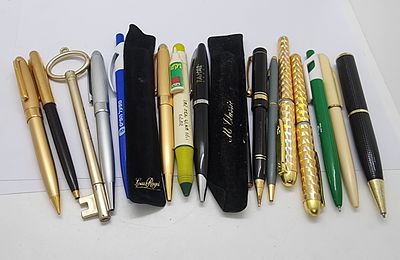 לוט של עטים חומרים שונים מצבים שונים יצרנים שונים