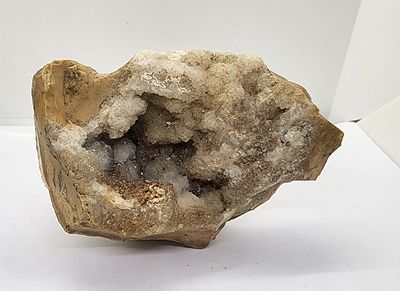 אבן קוורץ. זקוקה לקצת נקיון. 
מידה : 14 על 11 סמ 
משקל: 941 גרם