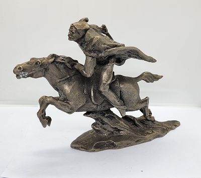 פסל ממתכת פרש על סוס אגדי . חתום בתחתית . פטינה ישנה . פגמי זמן קלים. 
מידה; 27 על 15 סמ