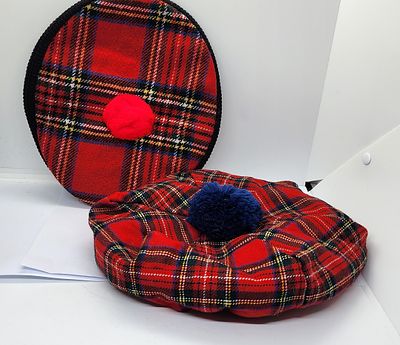 כובעים סקוטלנד, אנגליה , אחת עם טיקט יצרן , השני ללא תווית .