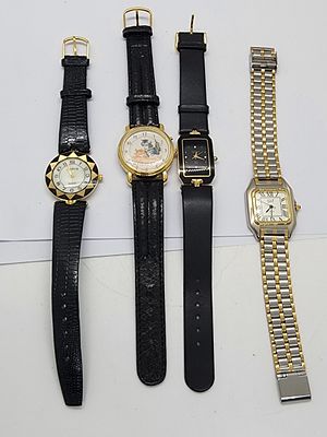 לוט של 4 שעונים חלקם חדשים שהוצאתי מהניילון על מנת לצלם. שעון אחד חמוד עם חתול ועכבר שהוא מחוג 