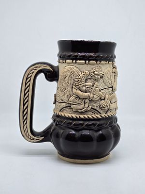 כוס בירה אומנותית עשוייה קרמיקה . תבליט קרמיקה- דמויות בעבודת יד. 
מידה: גובה 17 ס"מ , אורך 16 