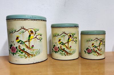 לוט של 3 קופסאות פח ישנות תוצרת חקפ חברה קופסאות פח . עם עיטורי הפסיונים . מצב טוב מאוד, חוץ 