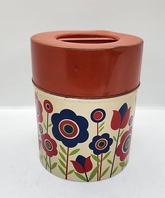 קופסת פח מיוחדת שנות השבעים עם עיטורי פרחים . שיפשופי צבע לצידו הפנימי של המכסה . ראו תמונות. 