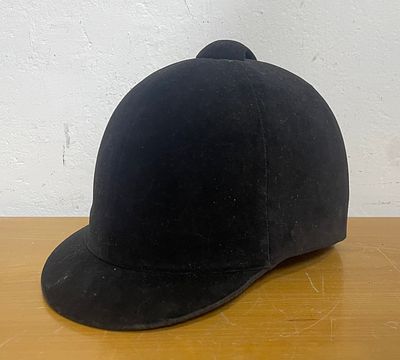 כובע שחור מקורי של רוכב/ת סוסים . מצב טוב מידה 7 1/4 מידה 59 
עם טיקט מקור . 
אנא עקבו 