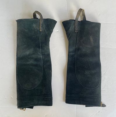 חלק ממערכת לבוש של רוכב סוסים . לשוק הרגל נסגר על ידי סקוט'צ. עשוי מעור 
אורך : 41 ס״מ על 17.5 