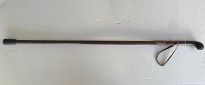 מקל הליכה ישן מעץ. עבודה מיוחדת . עם תווית נחושת. בסגנון ארט דקו. 
מידה : 91 ס״מ