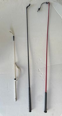 לוט של 3 שוטים . מצלפים לסוסים ובהמות. 
אדום 102 ס״מ 
שחור 90 ס״מ 
לבן 61 