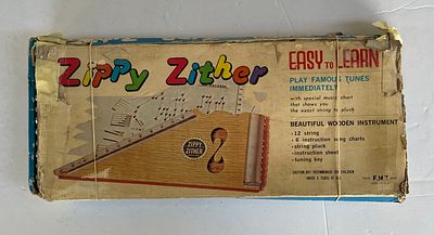 כלי לנגינה לילדים זיטר / עם תווים ללמידה לנגן בכלי הזה 
מצב טוב מאוד . באריזה המקורית. בלאי 