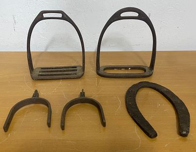 לוט לאוהבי סוסים . 3 פרסות ישנות. 
צמד ארכובות מברזל ישנות . 
מידה : 13 על 15 ס״מ