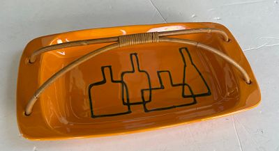 כלי מיוחד קרמיקה ישראלית . מגש קערה מודרניסטית לפירות 
שילוב של קרמיקה ועץ. עברה תיקון רסטורציה 