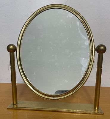 מראה מנחושת על בסיס . עם 2 אופציות מראה רגילה- ומראה מגדילה. 
מידה : 29 על 25,5 ס״מ