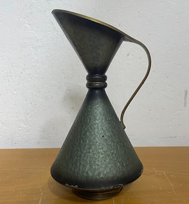 קנקן נחושת ישראלית ישנה עם מס קניה . חתום תוצרת אופנהיים 
בלאי קל לאמייל . 
מידה : 20,5 על 11,5 