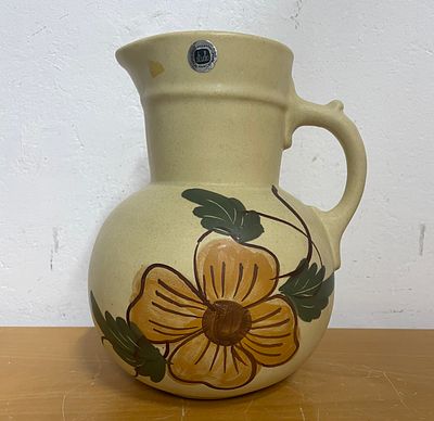 כד קנקן קרמיקה גדול מימדים תוצרת קרנת . פריט חתום + מדבקת יצרן . 
ציור יד . מצב מושלם! 
מידה: 