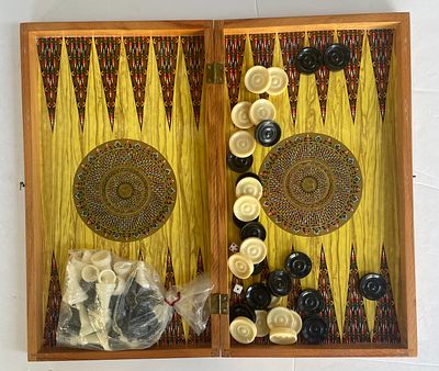 משחק שש בש / דמקה מעץ - שח מט . צבעוניות נהדרת! 
מידה: 42 על 24 ס״מ